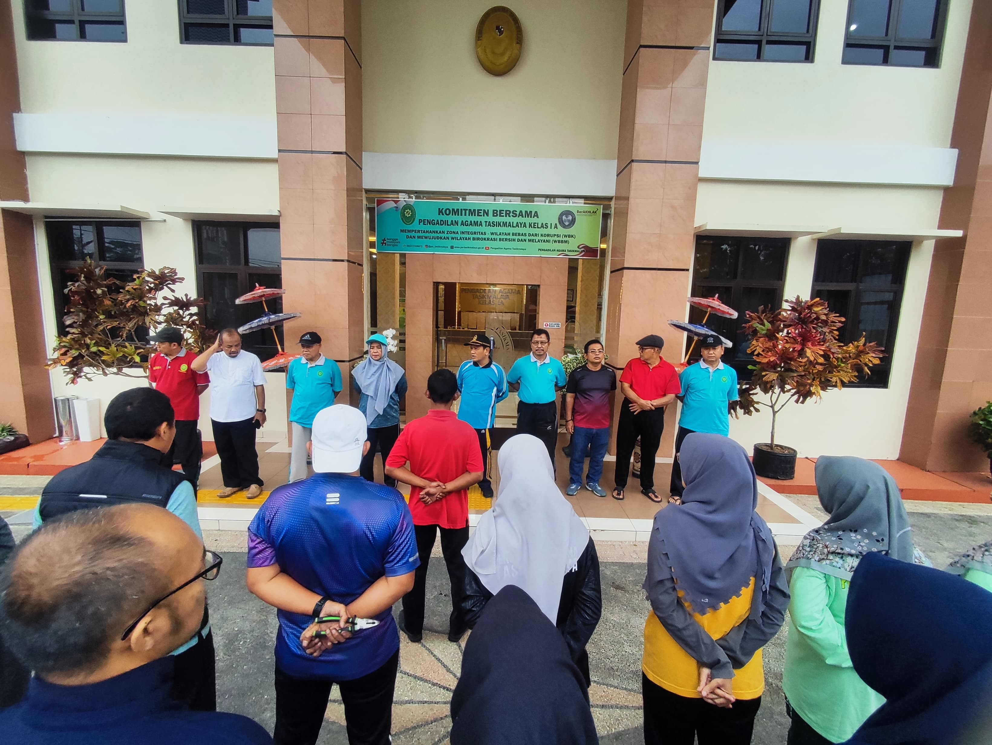 Pegawai  PA Tasikmalaya Kompak Membersihkan Taman di Lingkungan Kantor Pengadilan Agama Tasikmalaya