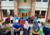 Pegawai  PA Tasikmalaya Kompak Membersihkan Taman di Lingkungan Kantor Pengadilan Agama Tasikmalaya